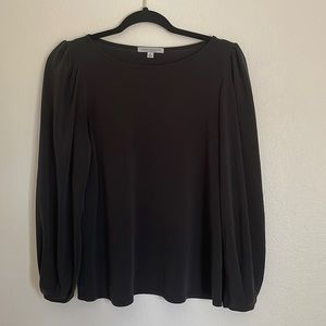 Cute business casual long sleeve top with wide arm